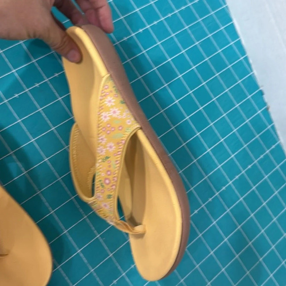 Yellow Floral Spenco Yumi Style Orthotic Flip Flops Size 9 1/2 Wide - Picture 7 of 9